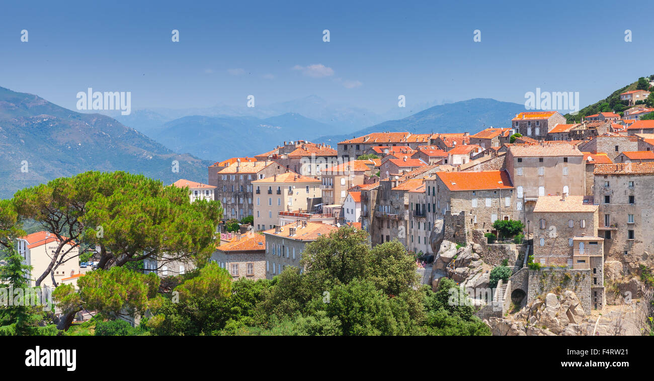 Ancienne ville paysage urbain de maisons en pierre et toits de tuiles rouges. Sartene, Corse du Sud, France Banque D'Images