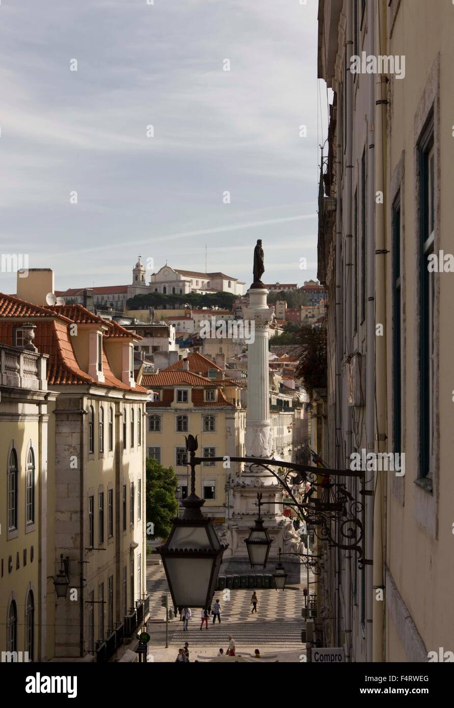 Lisbonne, Portugal - 24 octobre 2014 : Pedro IV colonne sur la place Rossio vue depuis le dessus de Calcada do Carmo à Lisbonne, Portugal Banque D'Images