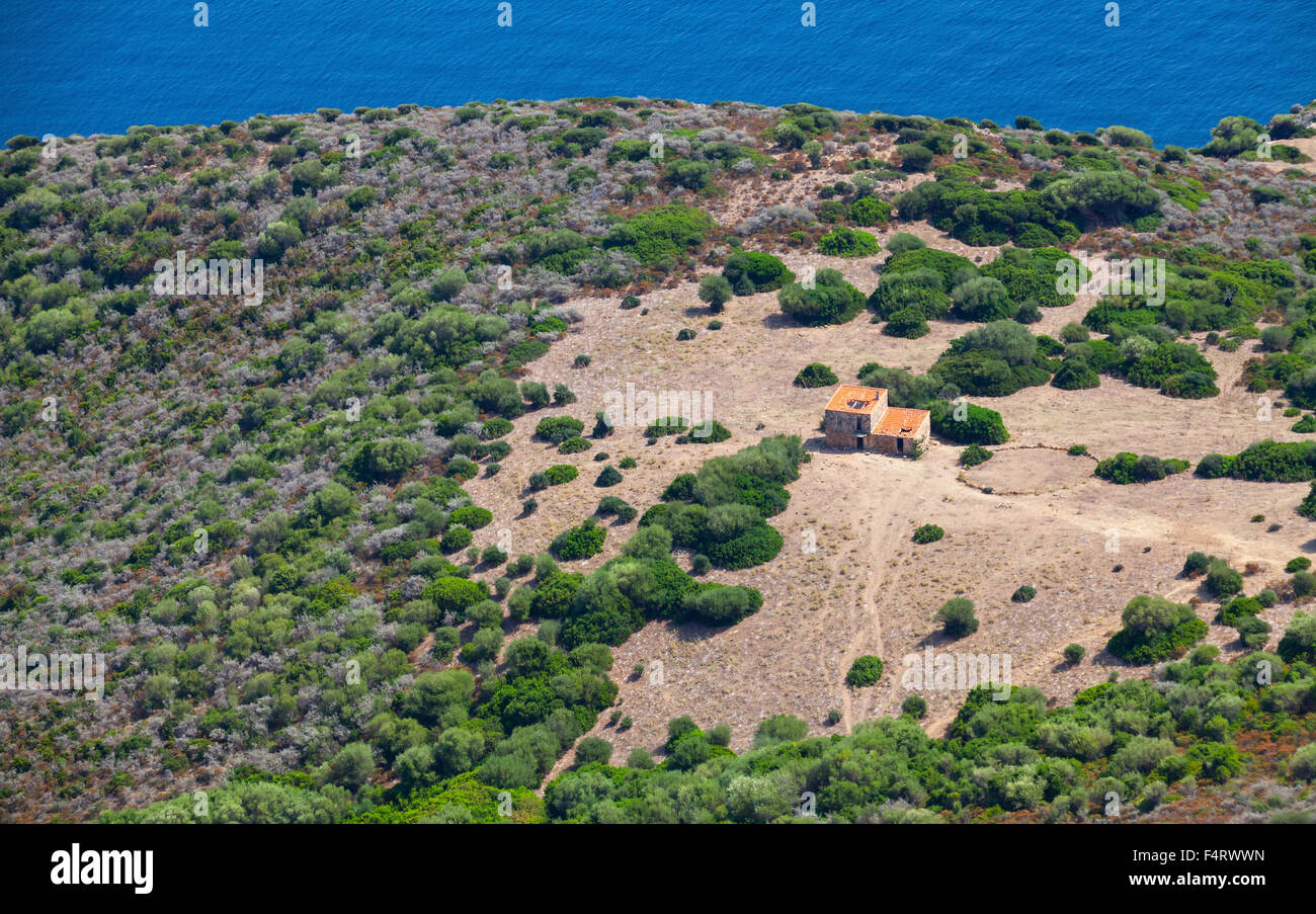 Paysage rural, petite maison en pierre abandonnée dans les montagnes côtières. Piana, Corse du Sud, la France, l'oiseau Banque D'Images