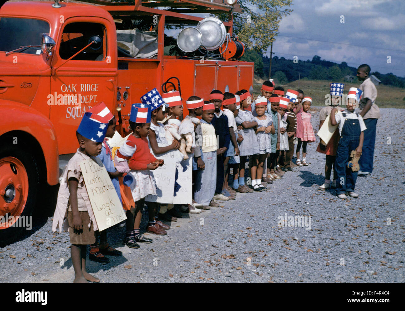 Les camions de pompiers et les enfants. 1943.Oak Ridge. La ville d'Oak Ridge a été créé par l'Army Corps of Engineers dans le cadre de la présidence Clinton. Banque D'Images