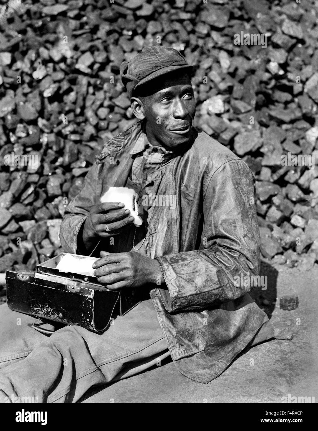 Travailleur de charbon charbon à cour. 1945. Oak Ridge. La ville d'Oak Ridge a été créé par l'Army Corps of Engineers dans le cadre de la C Banque D'Images