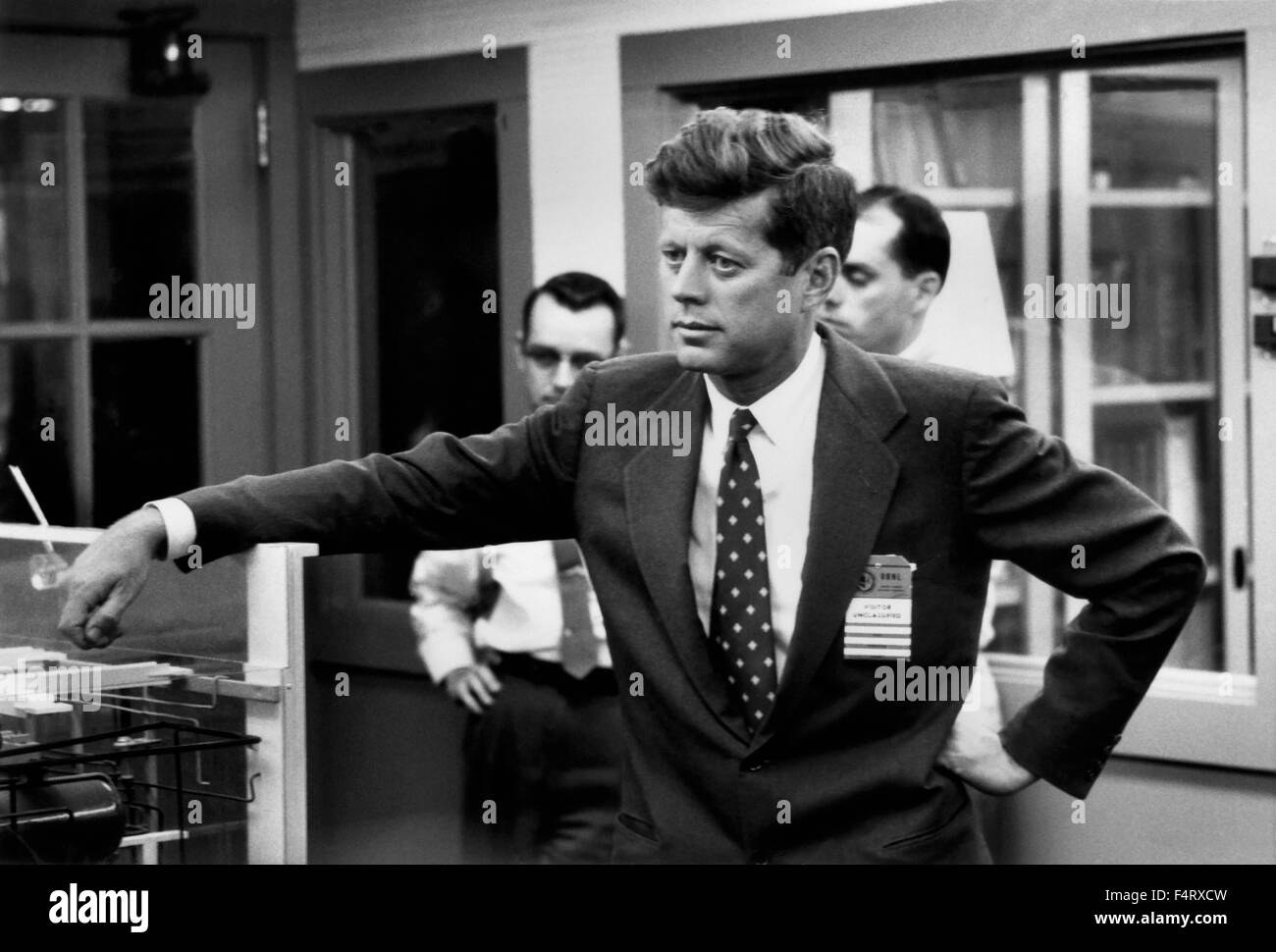 Le sénateur John F. Kennedy visitant Oak Ridge National Laboratory. 24 février 1959. La ville d'Oak Ridge a été créé par la Banque D'Images