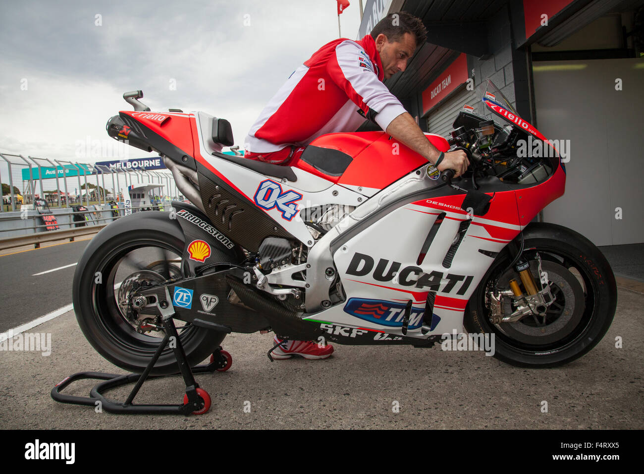 Réchauffer la mécanique Andrea Dovizioso's Ducati Moto MotoGP avant le  début de la pratique libre vendredi Photo Stock - Alamy