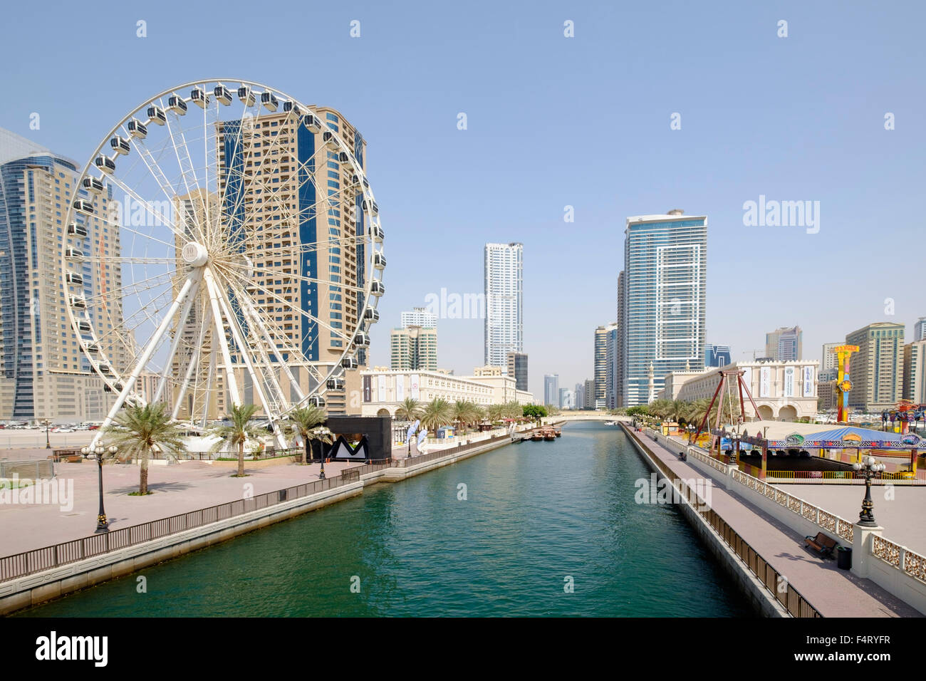 Vue d'oeil de la Unis grande roue et Al Qasba de divertissement à Sharjah Emirats Arabes Unis Banque D'Images