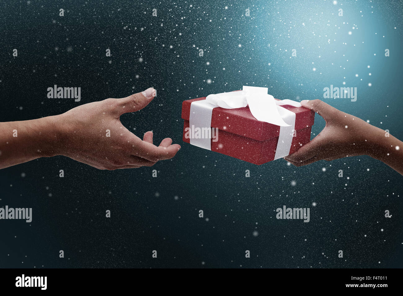 Image composite du couple passant un cadeau enveloppé Banque D'Images