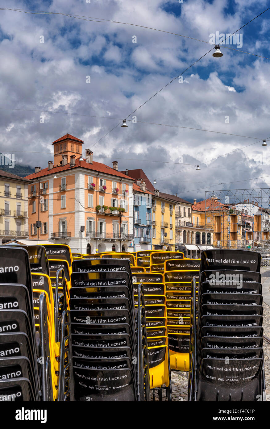 La Suisse, l'Europe, de Locarno, Tessin, la Piazza Grande, film festival, village, l'été, superposés, chaises, Banque D'Images