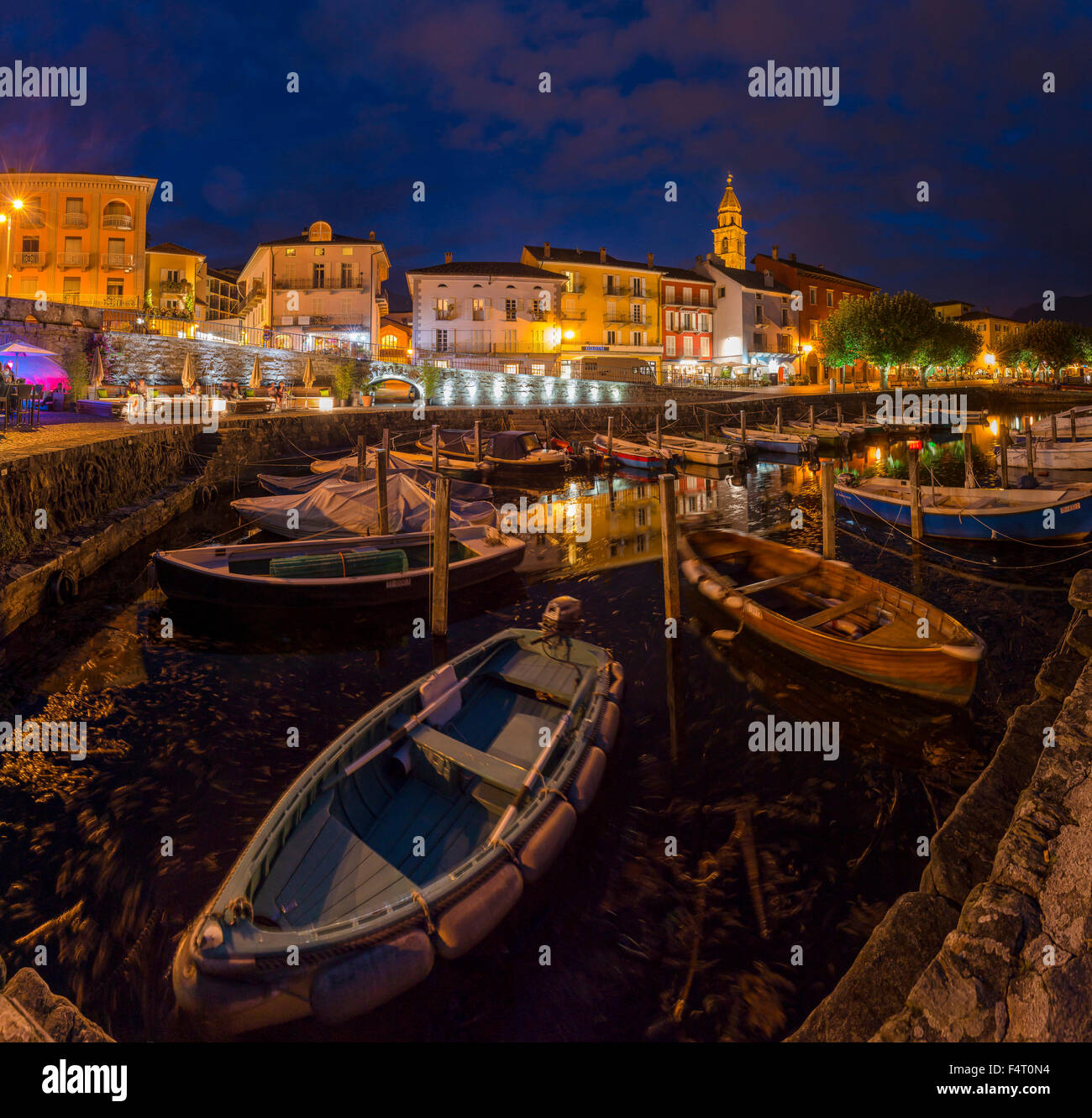 La Suisse, l'Europe, Tessin, petit port, le Lac Majeur, le village, l'eau, l'été, nuit, soir, navires, bateaux, Banque D'Images