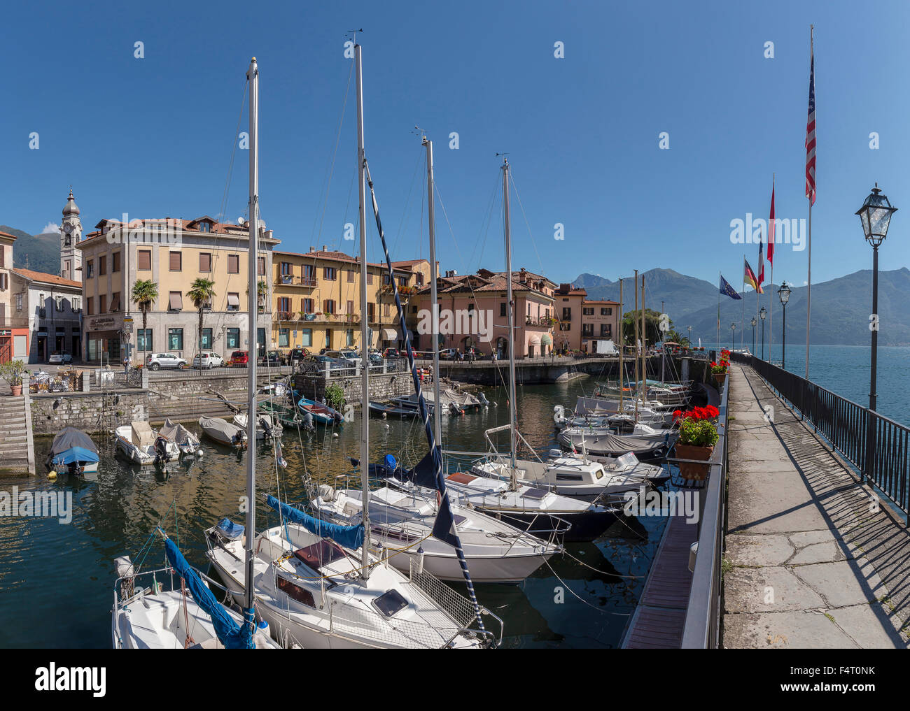 L'Italie, l'Europe, Menaggio, Lombardie, petit port, Lac de Côme, la ville, l'eau, l'été, Montagnes, Lac, bateaux, voile, Banque D'Images