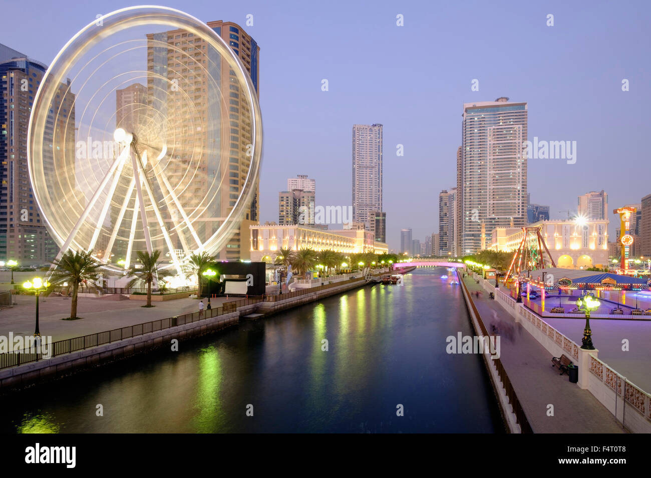 Compte tenu de soirée l'Œil de l'Unis grande roue Al Qasba de divertissement à Sharjah Emirats Arabes Unis Banque D'Images