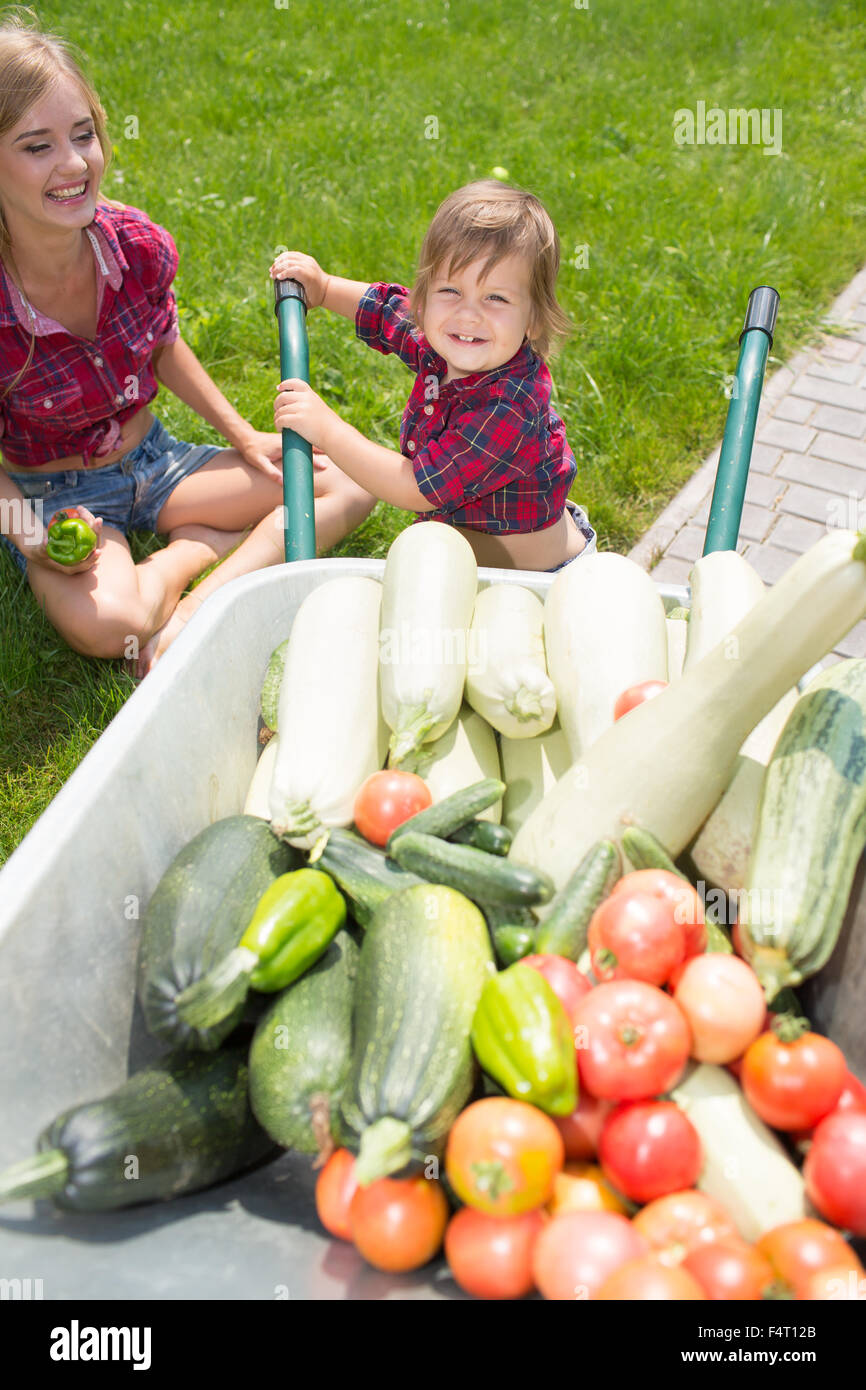 Famille heureuse dans le jardin Banque D'Images