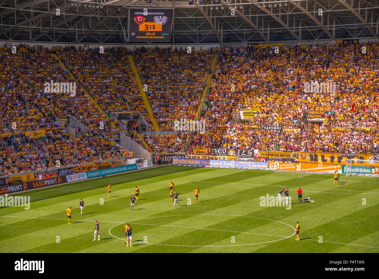 MEMEDEPORTES ] Aficionados Del Dynamo Dresden, Club De La Tercera Division Alemana Thumb Fb