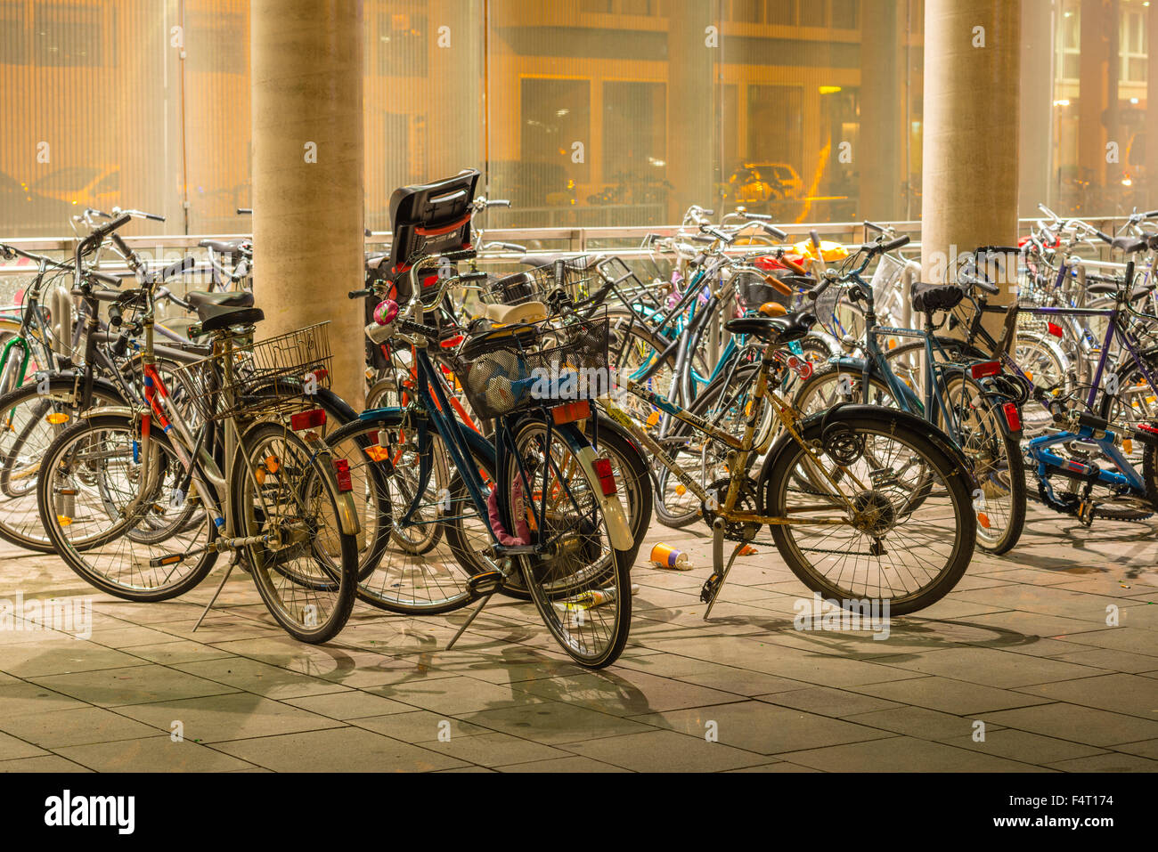 Des vélos en stationnement, l'éclairage, illumination, Breslau, Allemagne, Europe, le stationnement des vélos, vélos, motos, Cologne, Cologne centra Banque D'Images