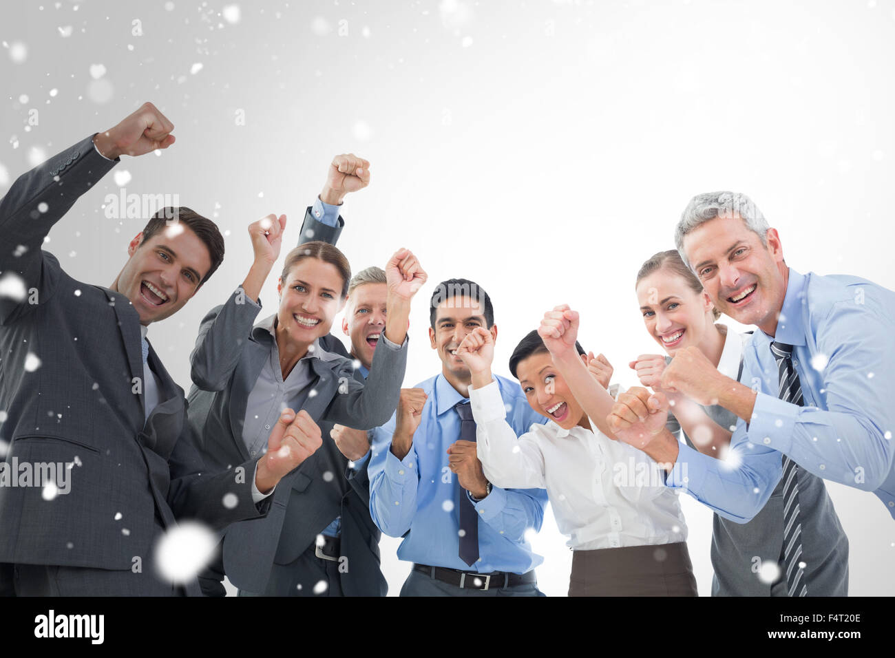 Image composite des gens d'affaires cheering in office Banque D'Images