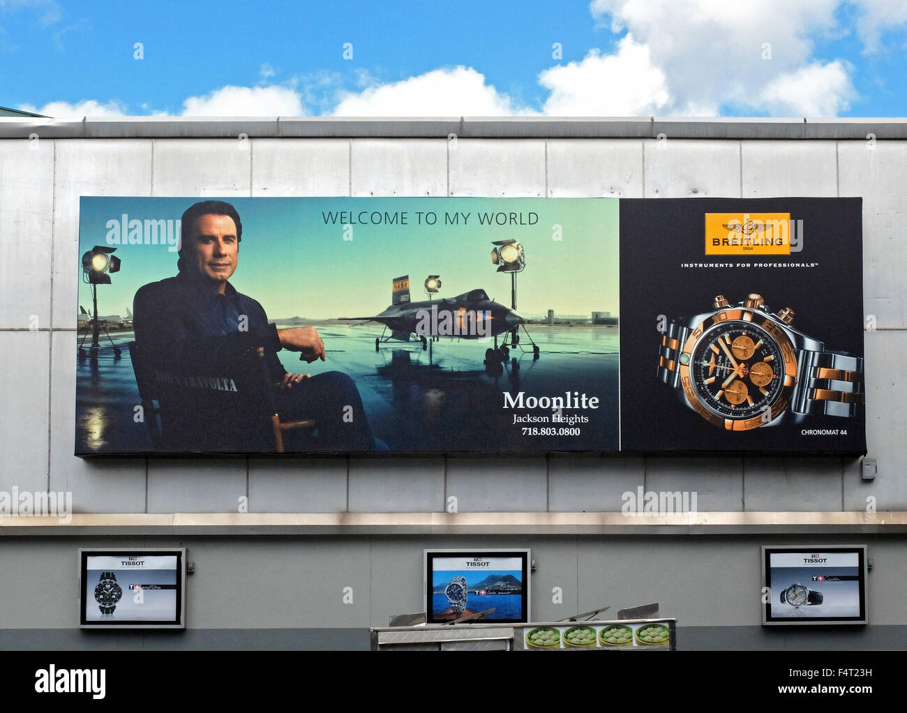Une publicité pour les montres Breitling avec une photo de John Travolta à Jackson Heights, Queens, New York. Banque D'Images