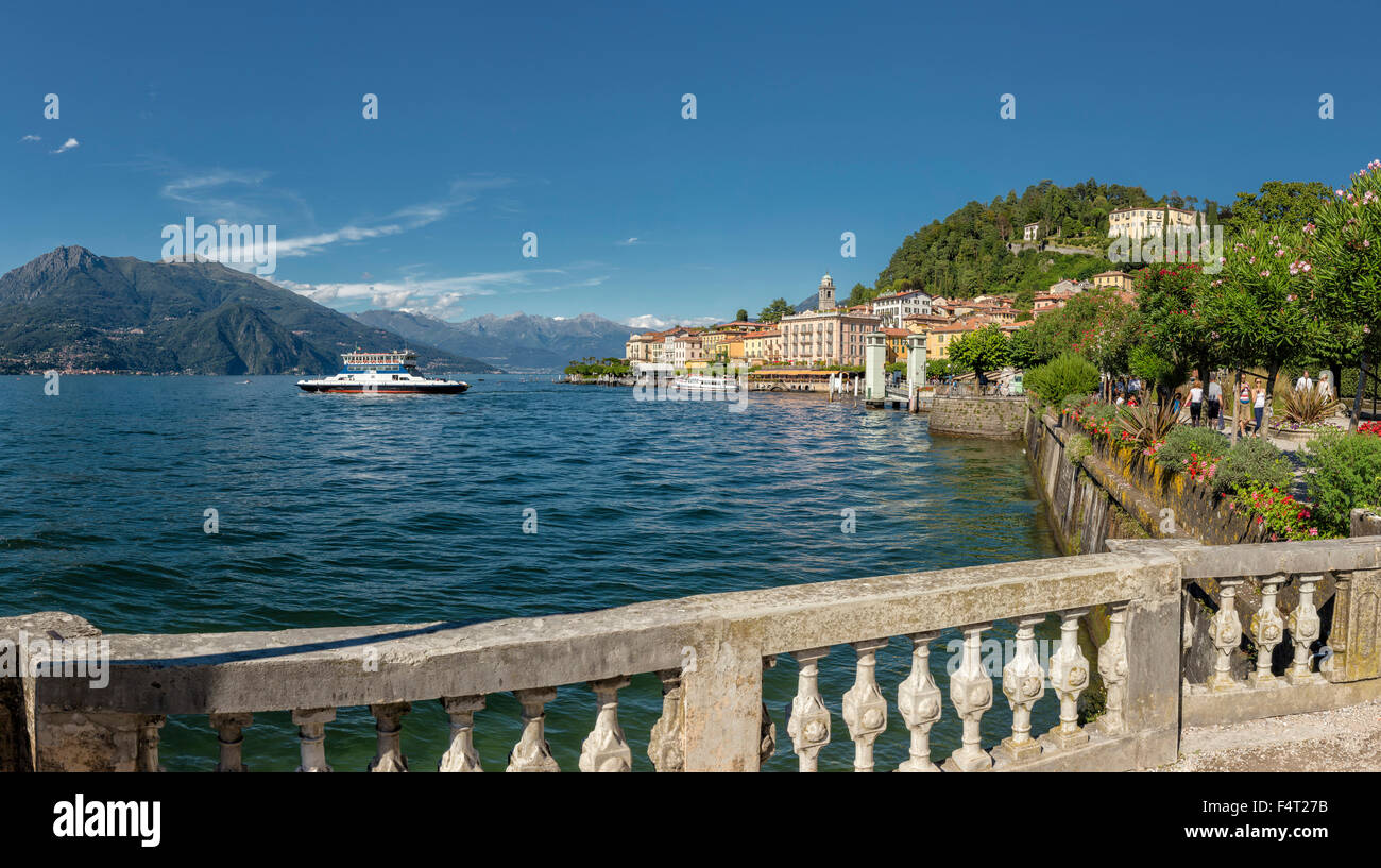 L'Italie, l'Europe, Bellagio, Lombardie, Vénétie, Via Lungolago, ferry, passage à niveau, le lac de Côme, ville, village, l'eau, l'été, les montagnes Banque D'Images