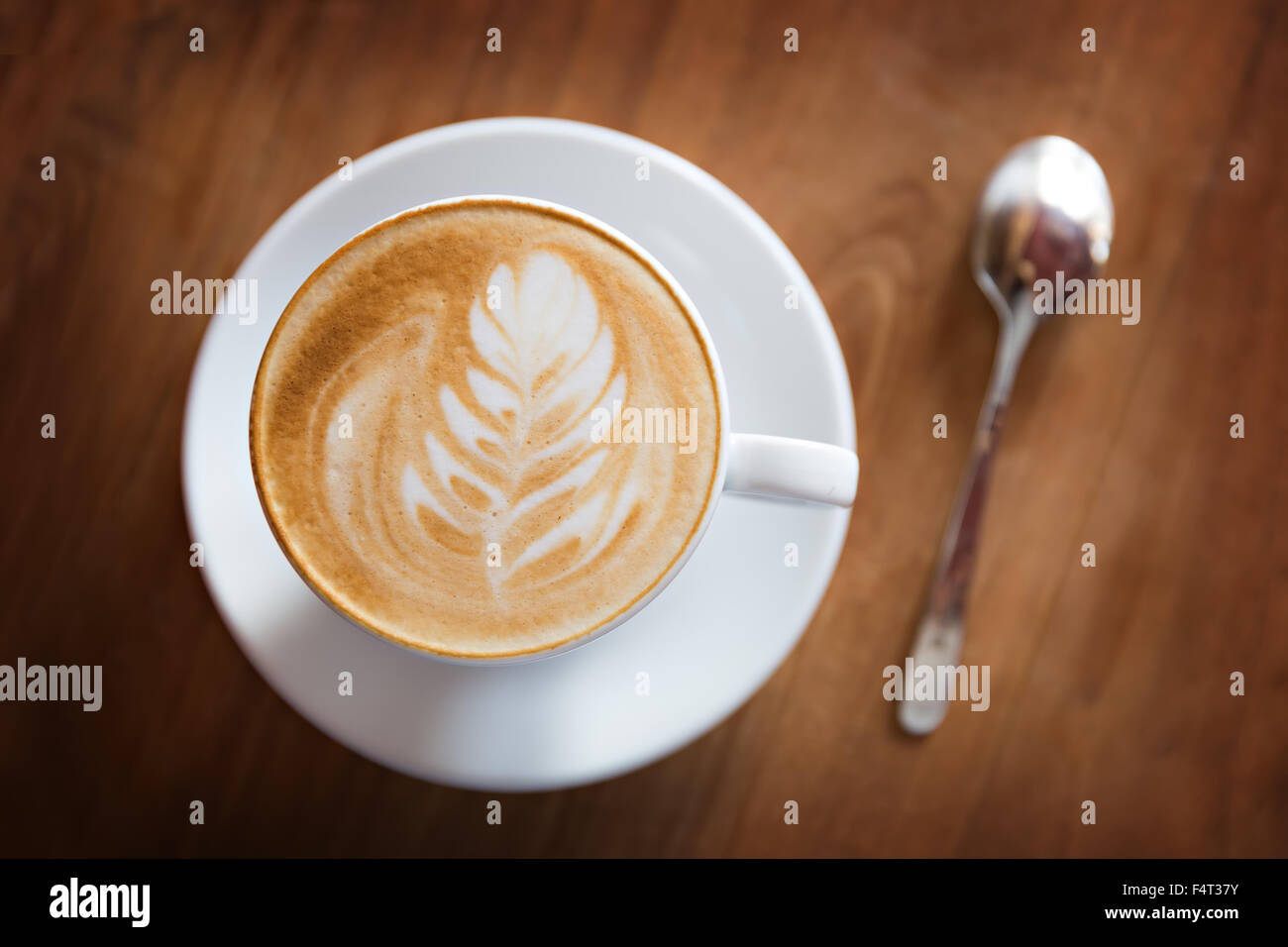 Tasse de cappuccino sur la table en bois historique Banque D'Images