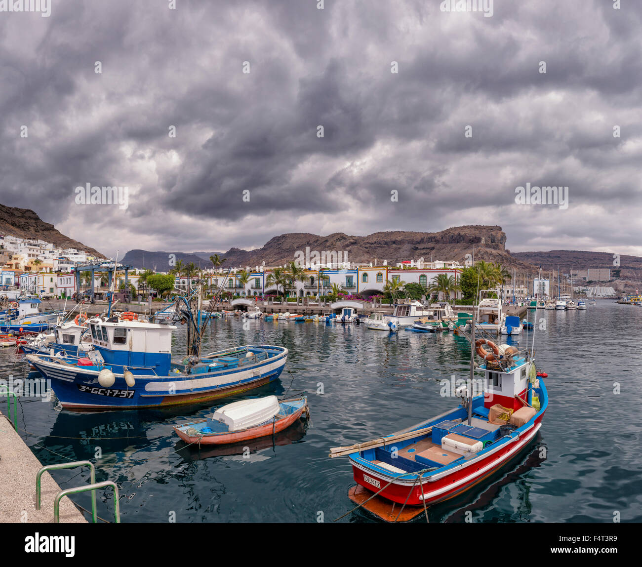 L'Espagne, l'Europe, Puerto de Mogan, Grande Canarie, Îles Canaries, petit port, ville, village, l'eau, l'été, des bateaux, voile, Banque D'Images
