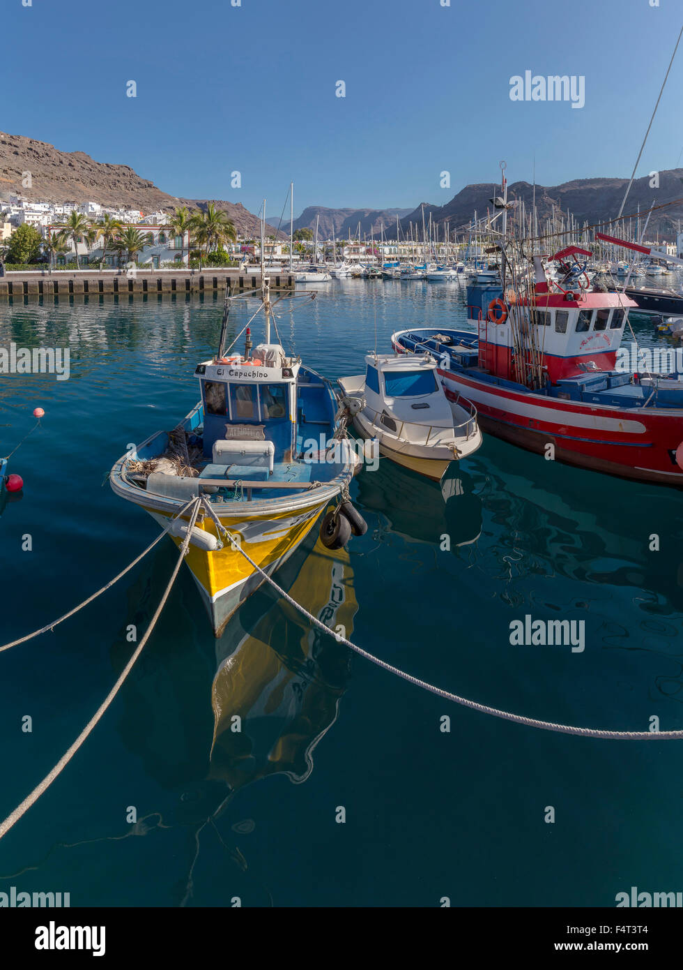 L'Espagne, l'Europe, Puerto de Mogan, Grande Canarie, Îles Canaries, petit port, ville, village, l'eau, l'été, des bateaux, voile, Banque D'Images