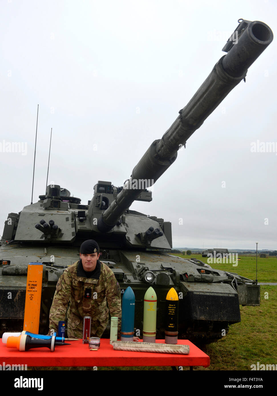 Larkhill dans la plaine de Salisbury, Royaume-Uni. 21 octobre, 2015. Démonstration d'une puissance de feu de l'armée britannique à Larkhill dans la plaine de Salisbury. L'armée a été montrant outre de divers actifs militaires dans cette Manœuvre interarmes en face d'hommes et femmes du Royaume-Uni et à l'étranger. Lt Kieran Boland du Royal Tank Corps montre certaines des munitions utilisées pour l'affichage. Credit : Geoff Moore/Dorset Media Service/Alamy Live News Banque D'Images