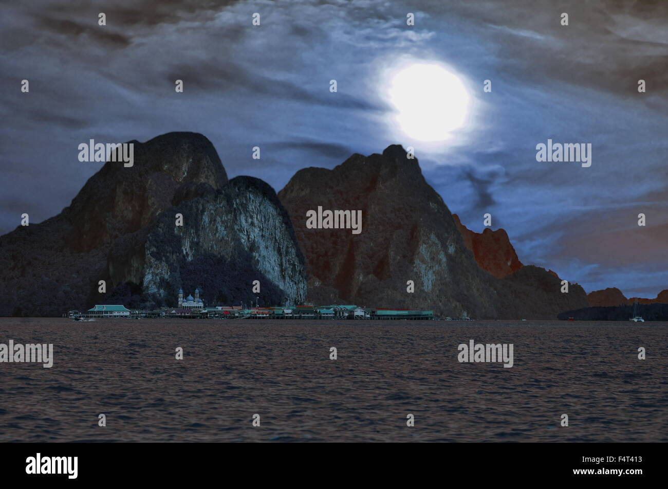 Ko Panyi village de pêcheurs à la baie de Phang Nga en Thaïlande la nuit Banque D'Images