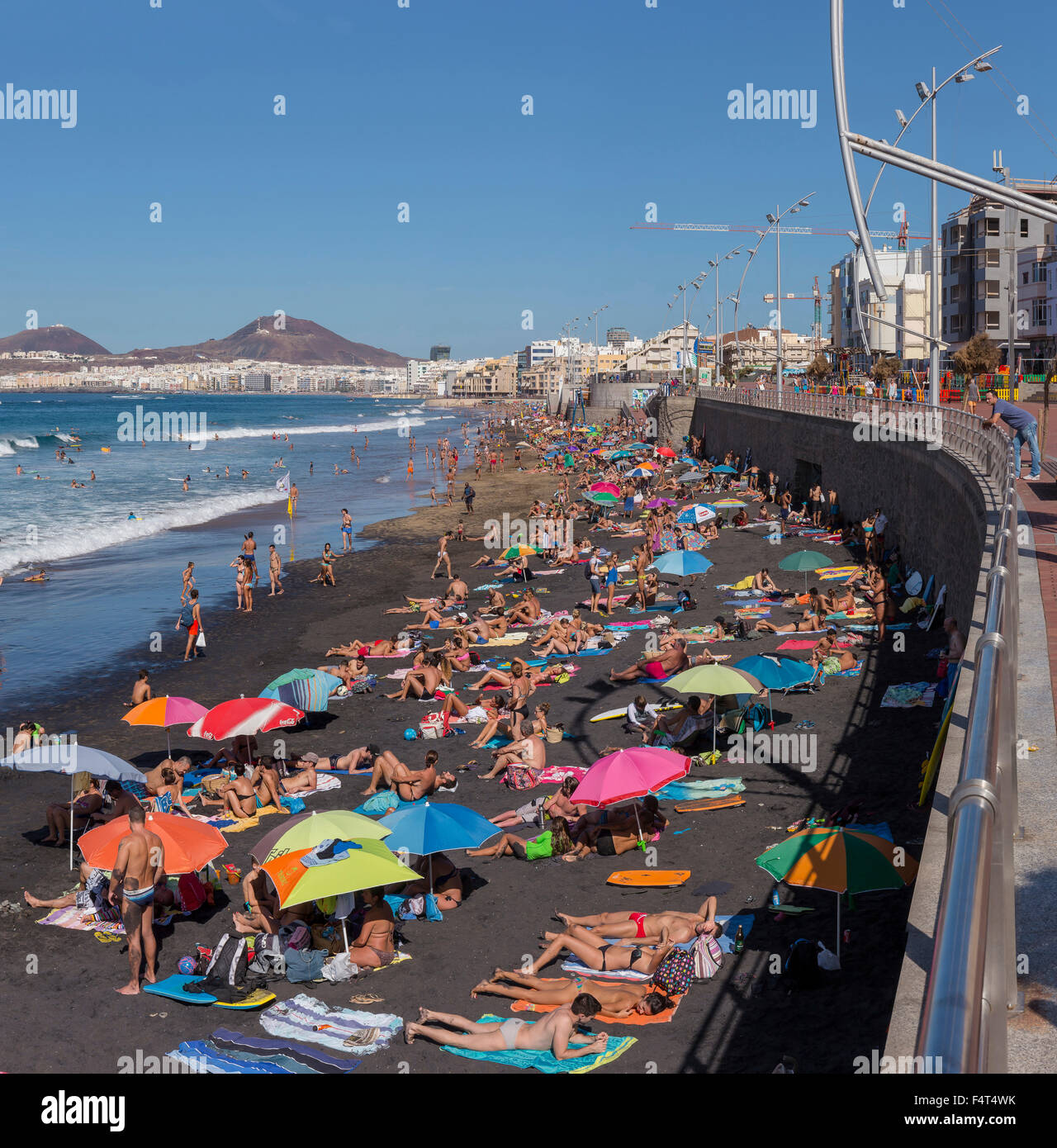 L'Espagne, l'Europe, Las Palmas de Gran Canaria, Canaries, Gran Canaria, Îles Canaries, Playa Las Canteras, plage de lave noire, c Banque D'Images