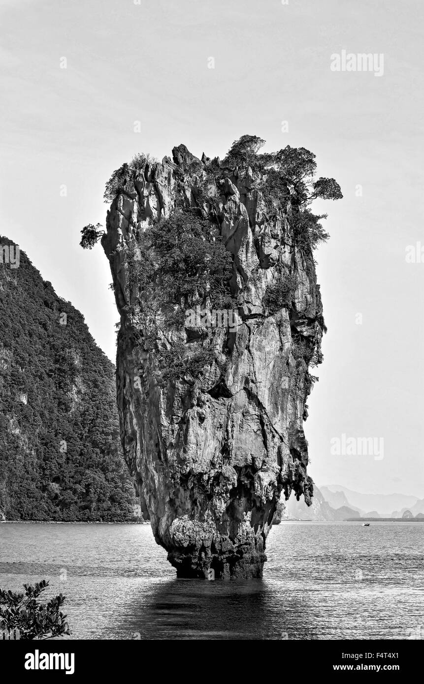 Ko Tapu île de Thaïlande près de l'île de Phuket en noir et blanc couleur Banque D'Images