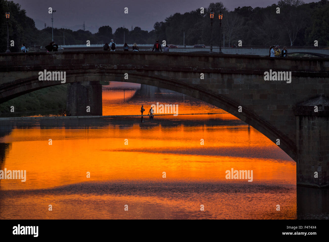 L'Europe, Italie, Toscane, Toscana, Firence, Florence, pont sur l'Arno au coucher du soleil Banque D'Images