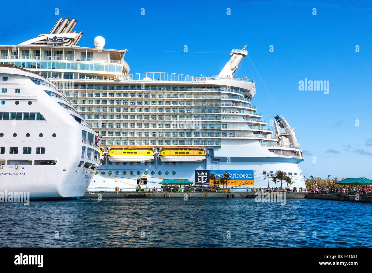 Caraïbes Royal de bateau, l'Oasis of the Seas, ancré dans le port de Nassau, aux Bahamas. Banque D'Images
