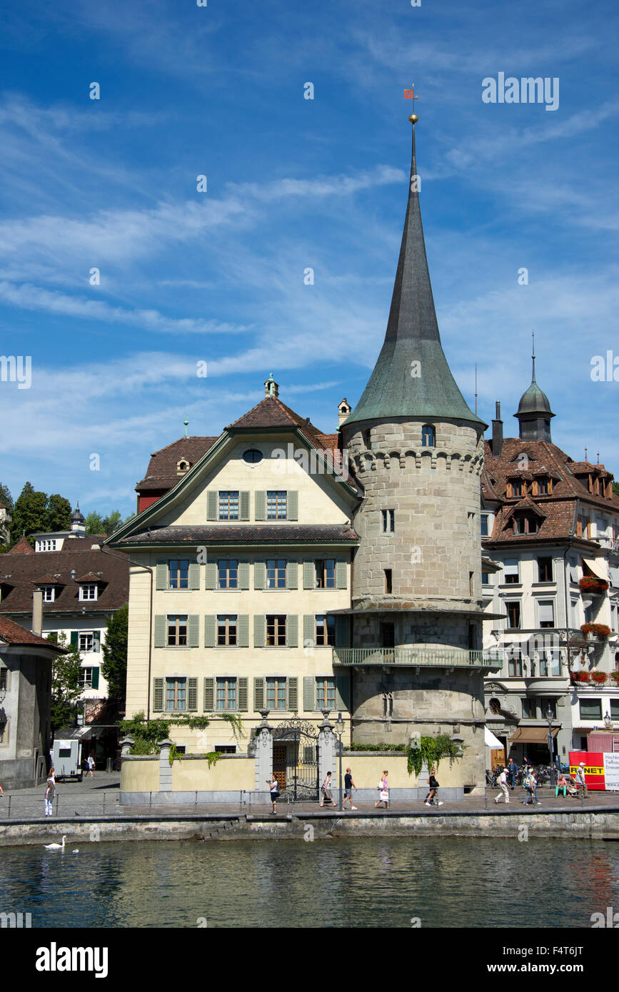 Tour ronde à Schwanenplatz et Reuss Lucerne Suisse Banque D'Images