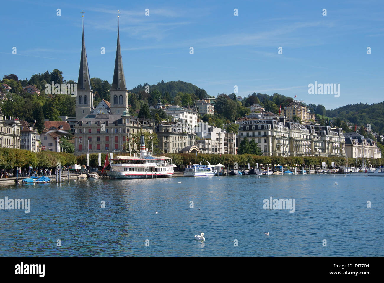 Twin spires église Saint Leodegar et Lakeside Quai National Lac de Lucerne Suisse Banque D'Images