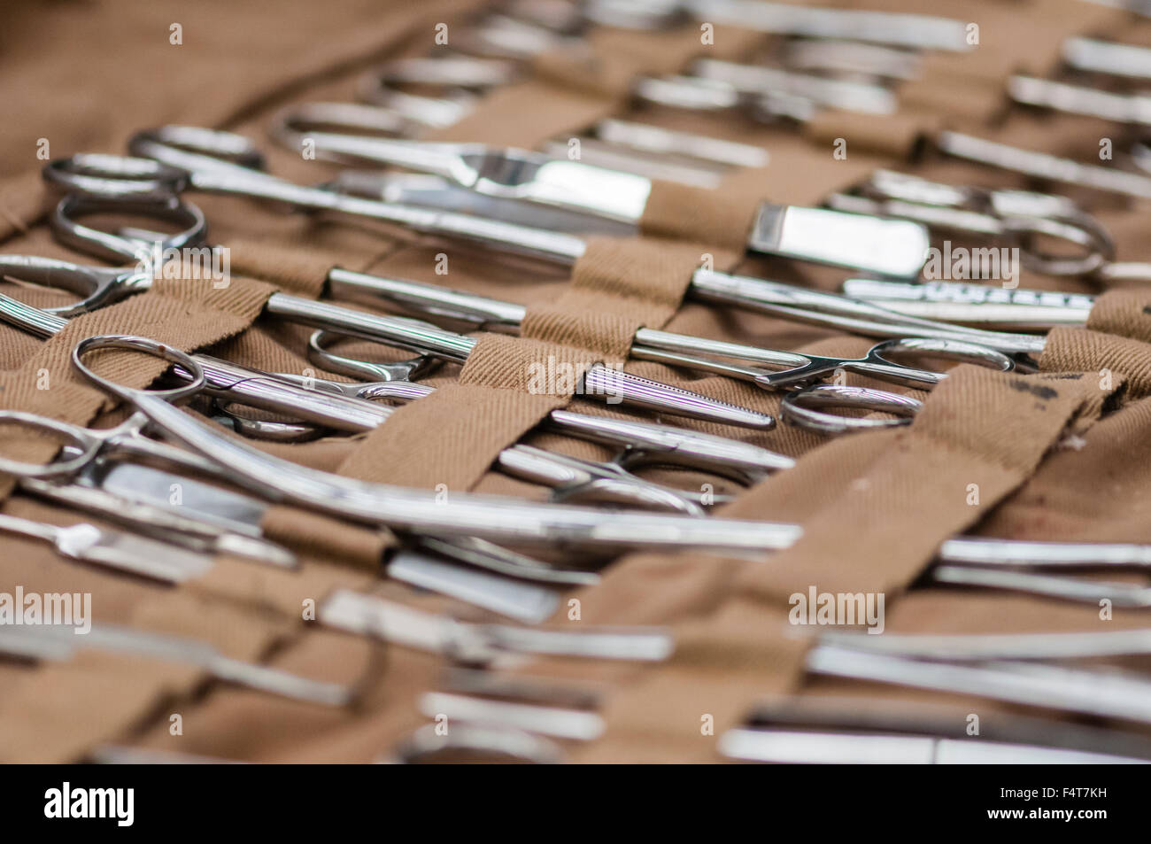 Grand choix d'acier inoxydable chirurgical, y compris Magill et pinces à épiler, de l'artère, les enrouleurs à rouleaux de toile Banque D'Images