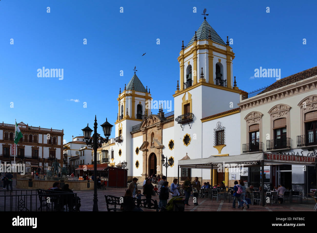 Ronda est une des belles "villages blancs", de l'Andalousie. Sur cette photo vous pouvez voir l'église et de la Plaza de El Socorro. Banque D'Images
