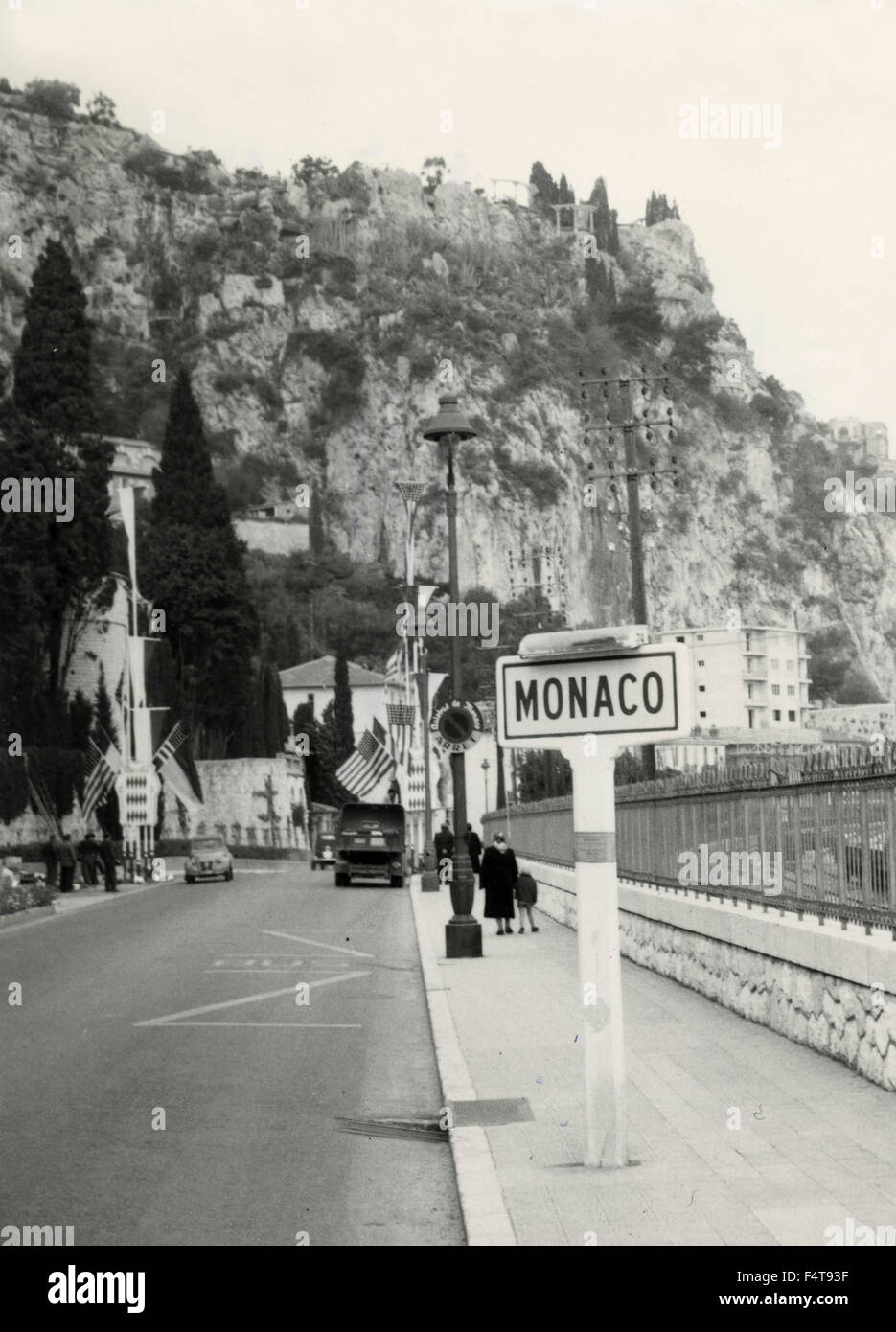 La frontière entre la France et Monaco mis en place avec des drapeaux pour le mariage de l'actrice Grace Kelly et Prince Rainieri Banque D'Images