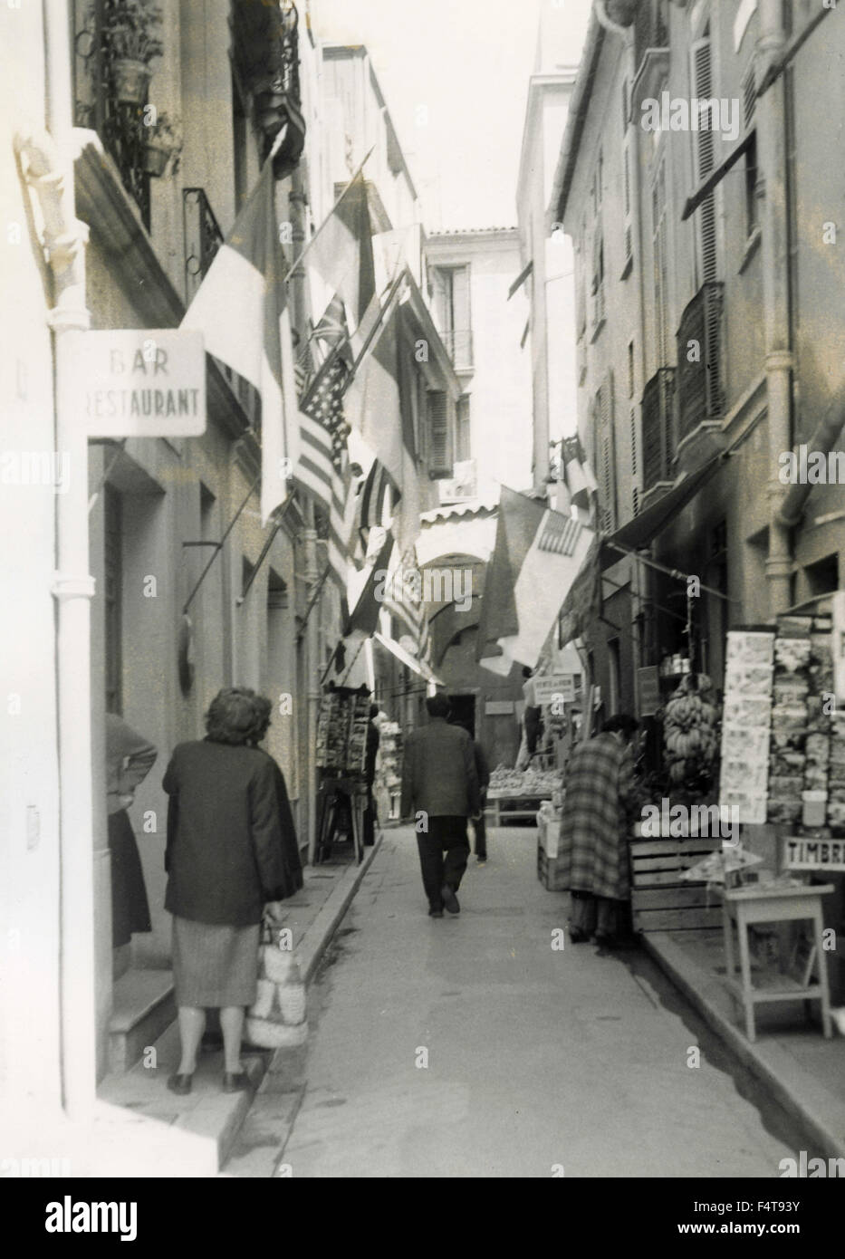 Une rue de la Principauté de Monaco mis en place avec des drapeaux à l'occasion du mariage de l'actrice Grace Kelly et Prince Rainieri Banque D'Images