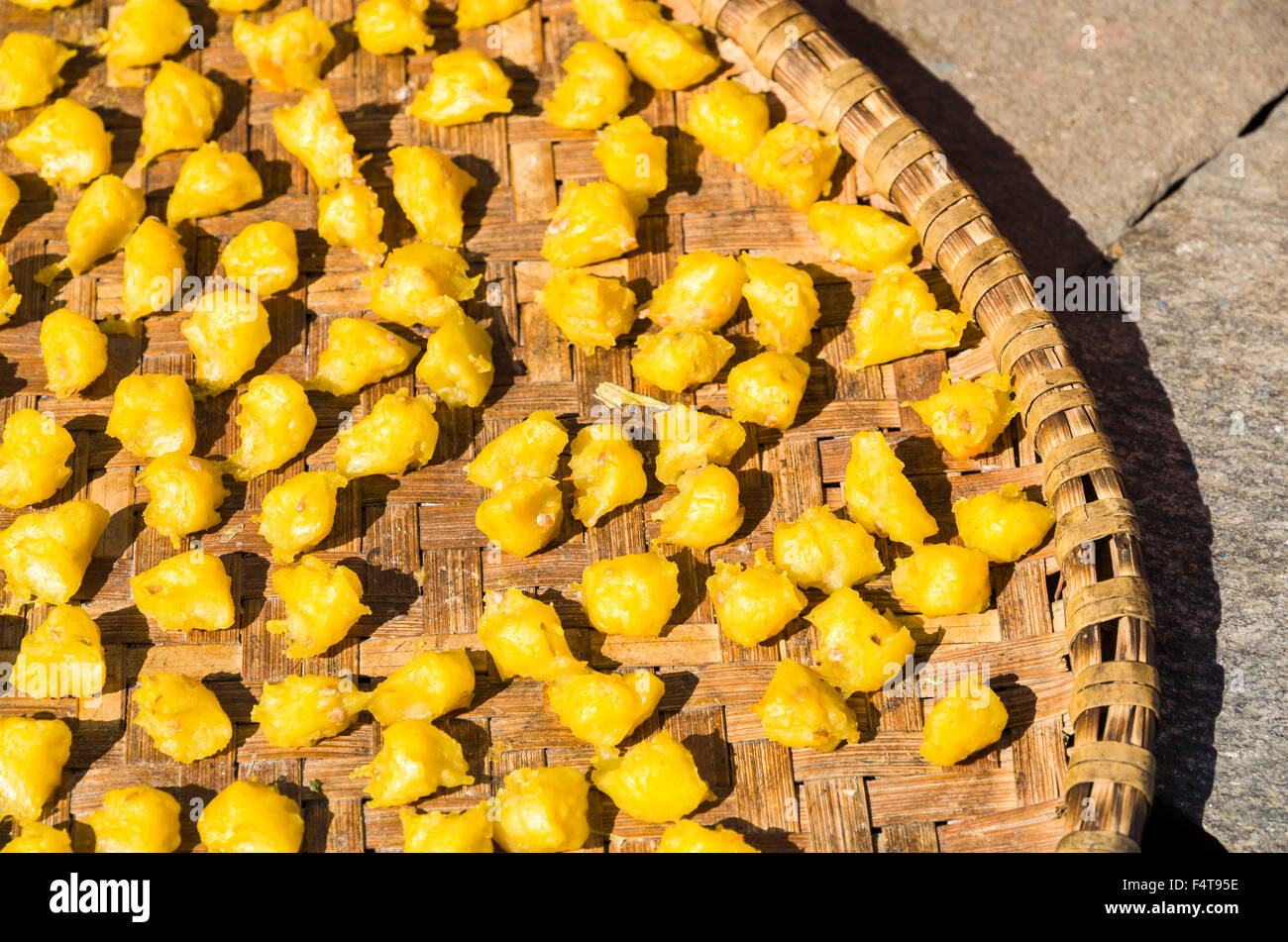 Purée de pomme de terre séchant au soleil sur une tablette Banque D'Images Purée de pomme de terre séchant au soleil sur une tablette Banque D'Images