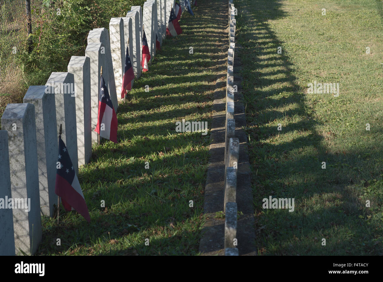 Le cimetière de guerre civile des confédérés avec les drapeaux dans Frederick Maryland Banque D'Images