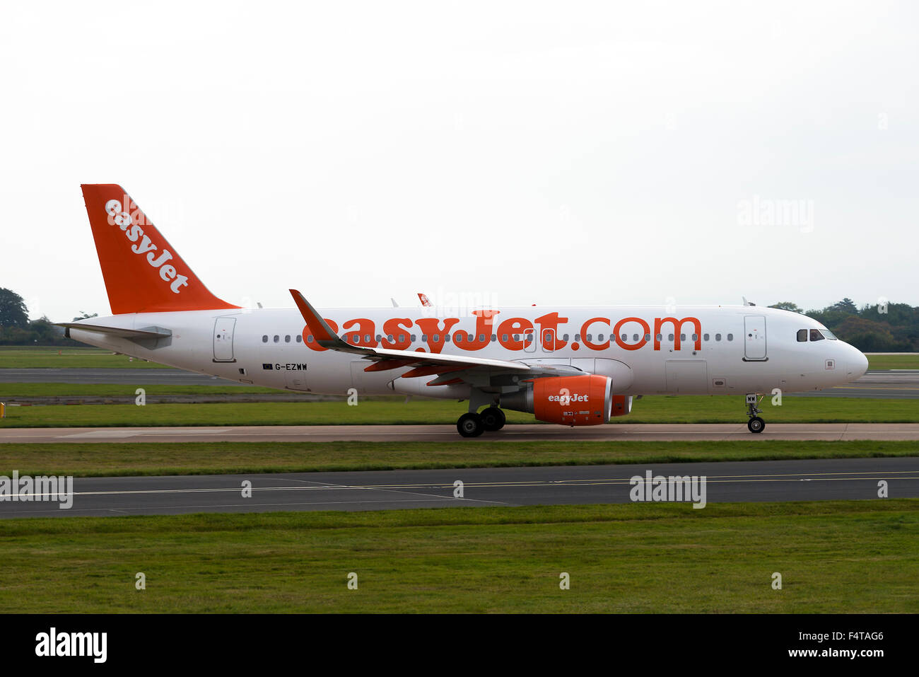 La compagnie aérienne EasyJet Airbus A320-214 G-EZWW Avion de roulement au départ à l'Aéroport International de Manchester England UK Banque D'Images