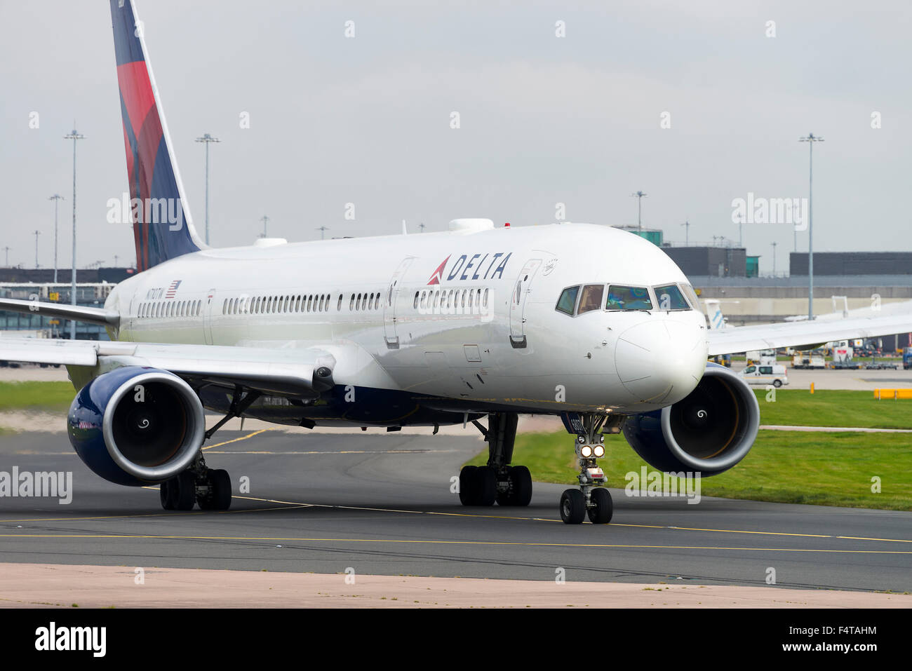 Delta Airlines Boeing 757-2QB(w) n'avions-710TW circule sur le départ à l'aéroport de Manchester en Angleterre Royaume-Uni UK Banque D'Images