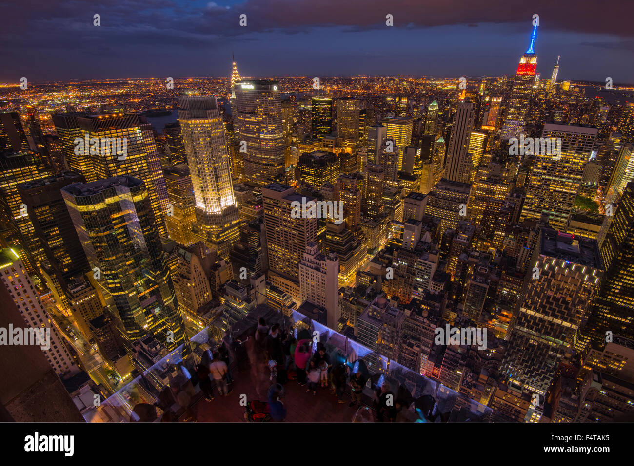 USA, la Côte Est, New York, Manhattan, vue du haut du pont d'observation, de roche, de midtown de nuit Banque D'Images