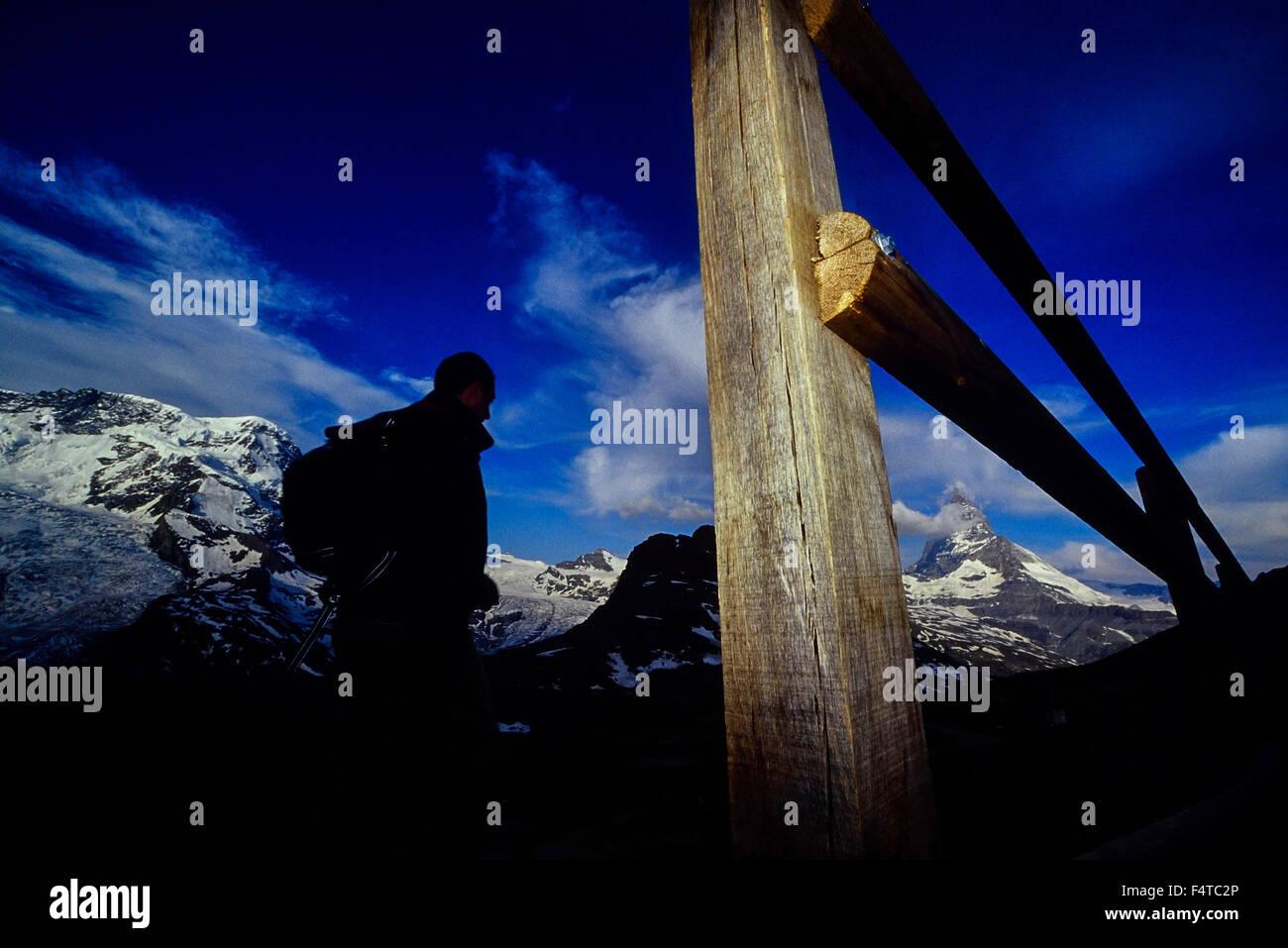 Les randonneurs en regardant le lever du soleil sur le Mont Cervin. La Suisse. L'Europe Banque D'Images