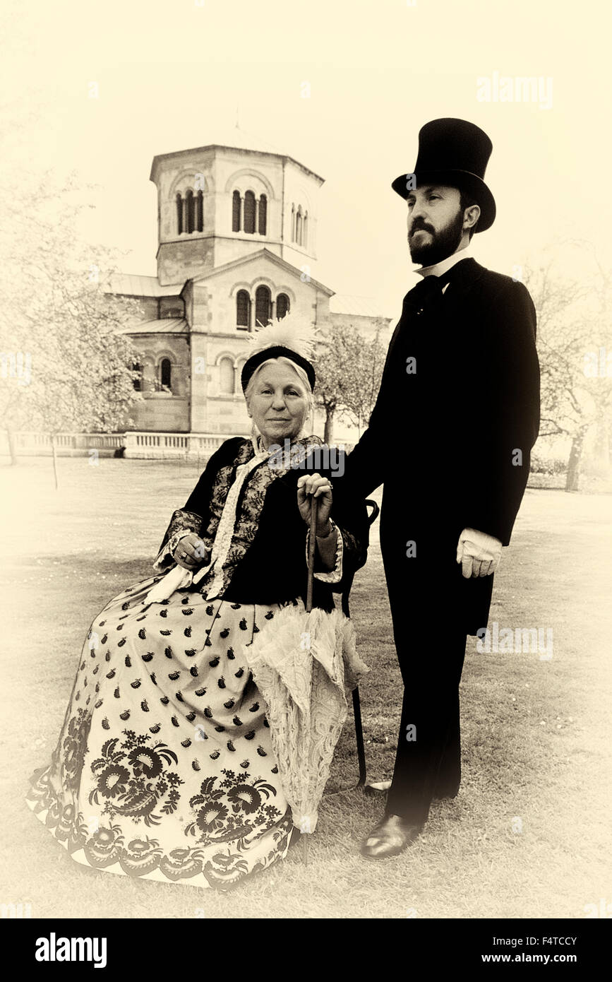 La reine Victoria et le Prince Albert personnages costumés à l'extérieur du mausolée. Frogmore. Windsor. Dans le Berkshire. L'Angleterre. UK Banque D'Images