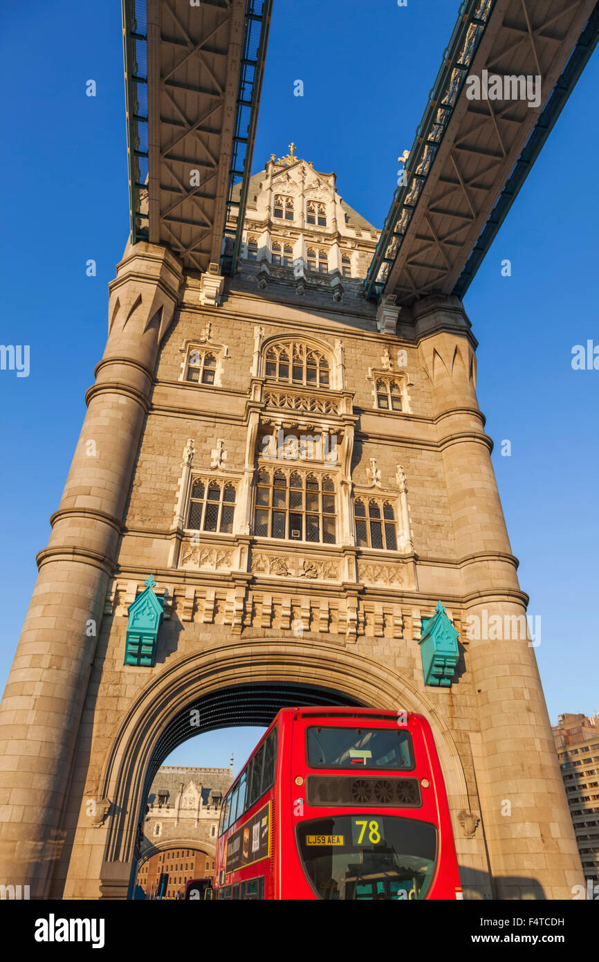L'Angleterre, Londres, Tower Bridge et le bus à deux étages Banque D'Images