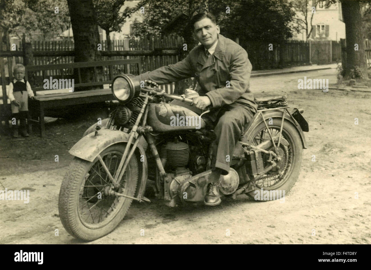 Un homme sur une moto avec side-car Banque D'Images