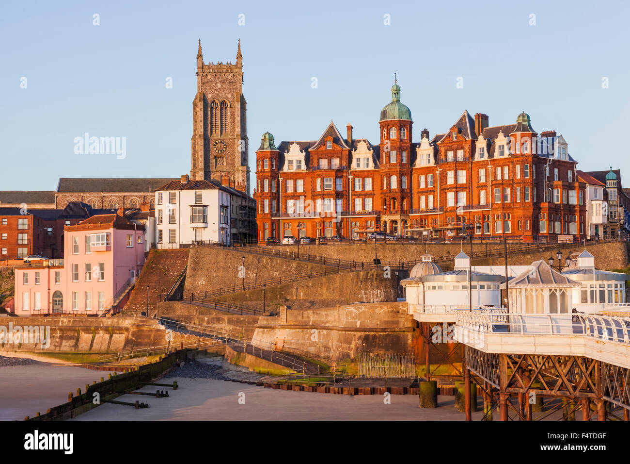 L'Angleterre, Norfolk, Cromer, Jetée de Cromer et toits de la ville Banque D'Images