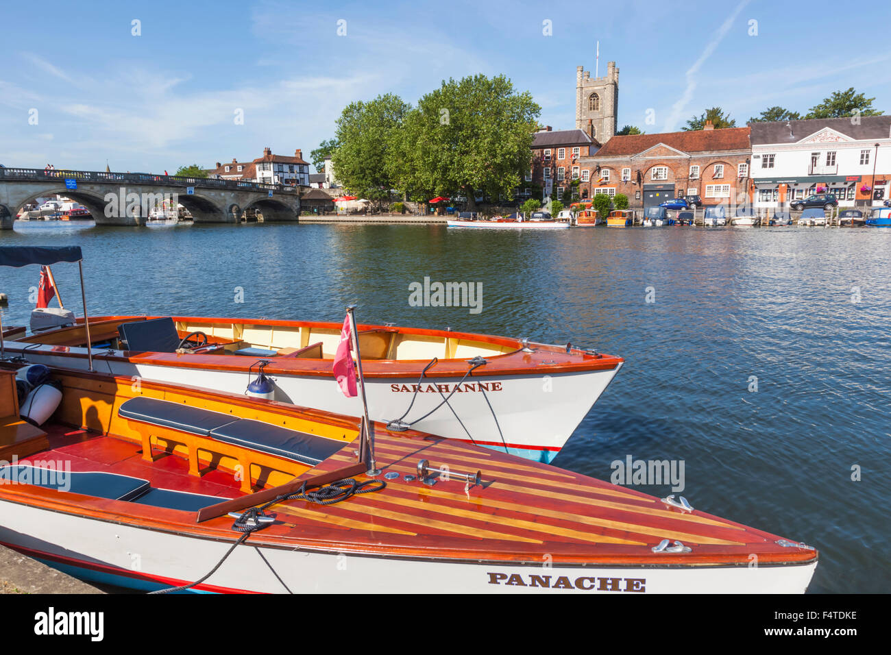 L'Angleterre, l'Oxfordshire, Henley-on-Thames, les bateaux et les toits de la ville Banque D'Images