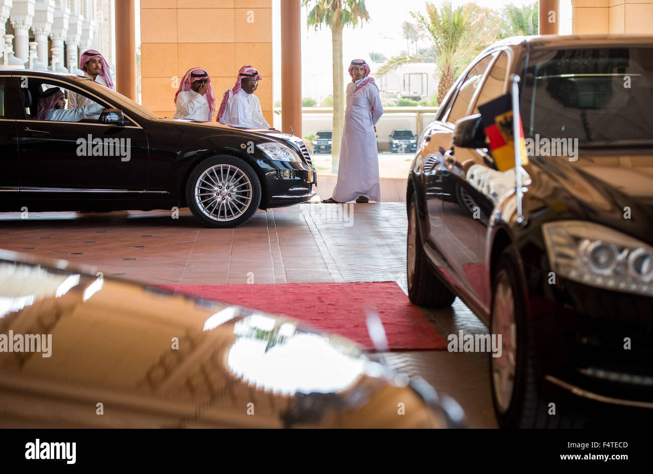 Riad, Arabie saoudite. 19 Oct, 2015. Chauffeurs attendent à côté de la Mercedes limousines du convoi de ministre allemand des affaires étrangères Frank-Walter Steinmeier (invisible) en face de la guest house du gouvernement saoudien à Riad, l'Arabie saoudite, 19 octobre 2015. Photo : Bernd von Jutrczenka/dpa/Alamy Live News Banque D'Images