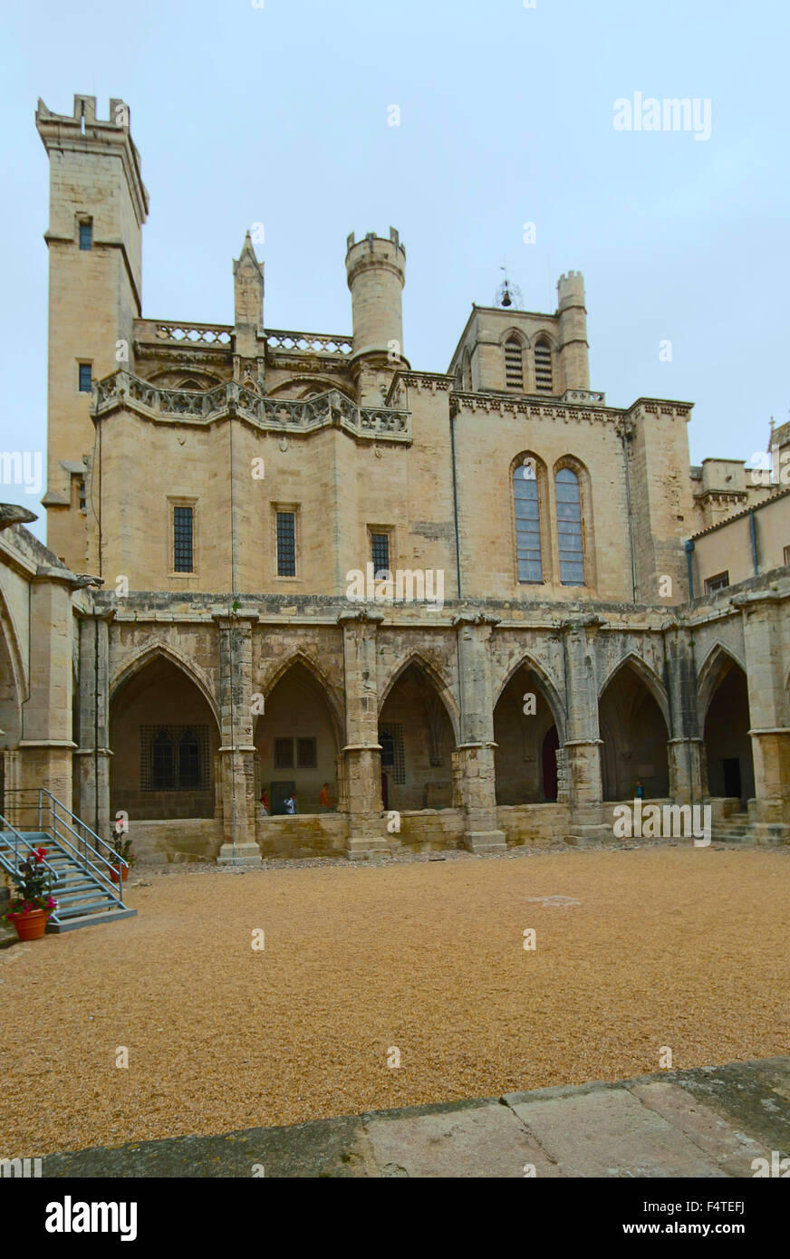 France, Europe, Béziers, Languedoc-Roussillon, Hérault, église, cathédrale, Saint Nazaire, gothique, cloître, cour intérieure Banque D'Images