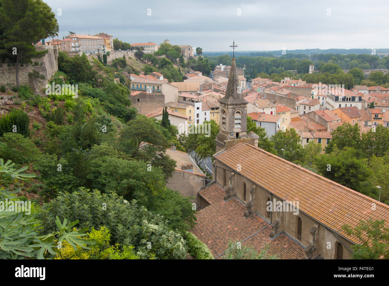 France, Europe, Béziers, Languedoc-Roussillon, Hérault, de l'église, les toits, les arbres Banque D'Images