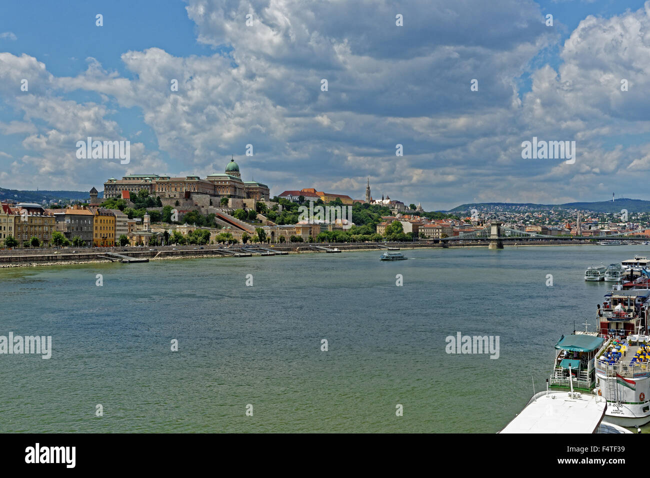 Le château de Buda, la montagne, la promenade de la banque, le Danube, ferry, partent, aller et retour des bateaux, pont suspendu, Szechenyi Lanchid Banque D'Images