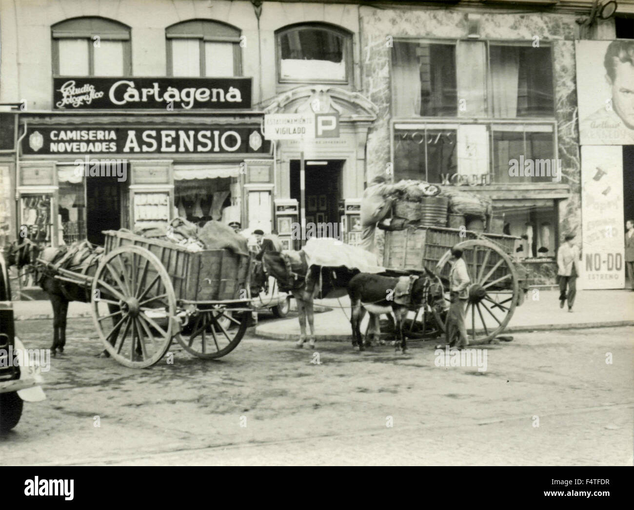 Deux chariots tirés par le transport de marchandises à Cartagena, Espagne Banque D'Images